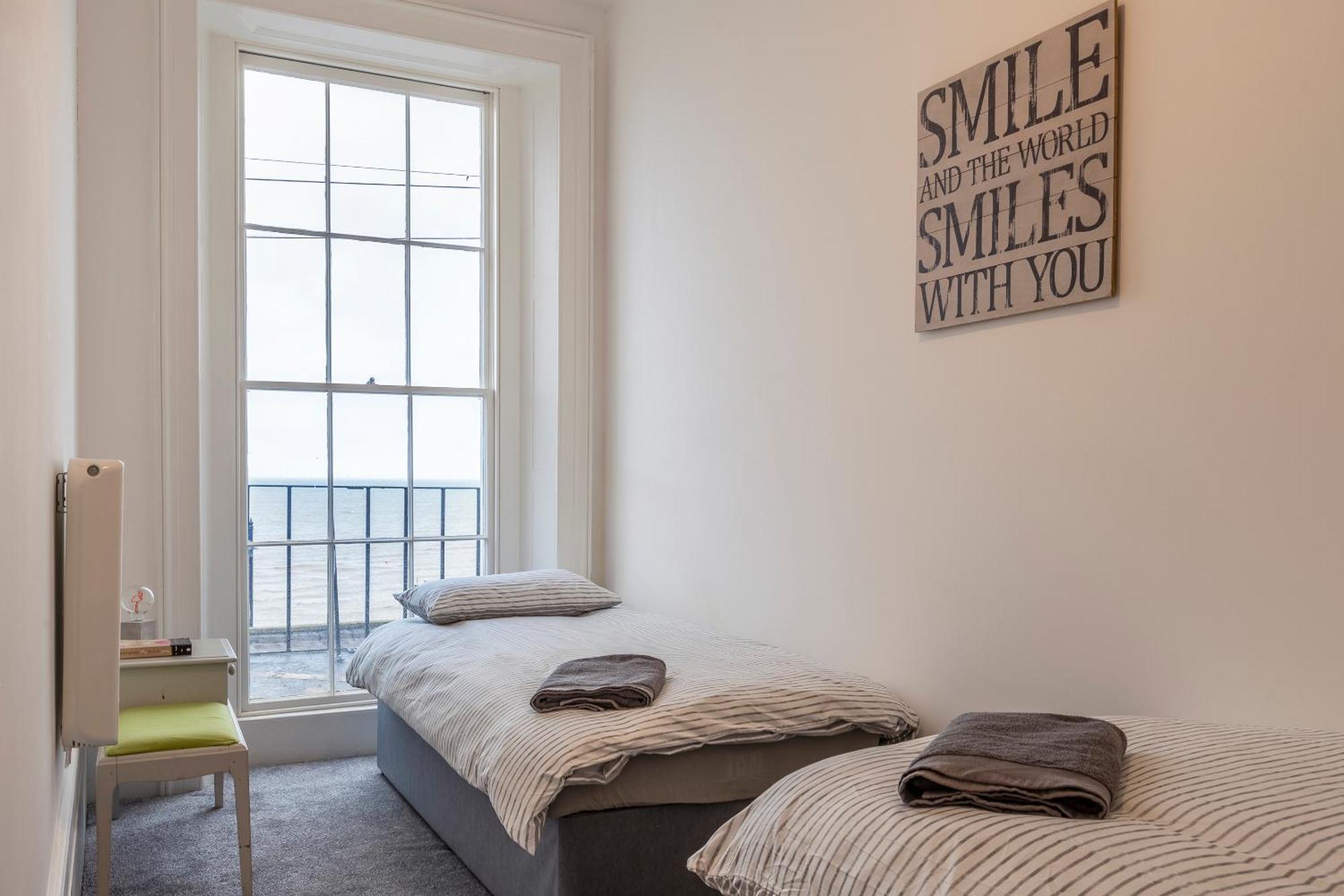 Seaside Serenity: Stylish Sea View Apartments In แฮร์นเบย์ ภายนอก รูปภาพ
