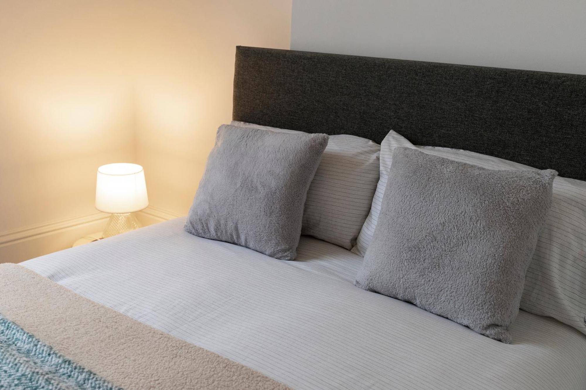 Seaside Serenity: Stylish Sea View Apartments In แฮร์นเบย์ ภายนอก รูปภาพ