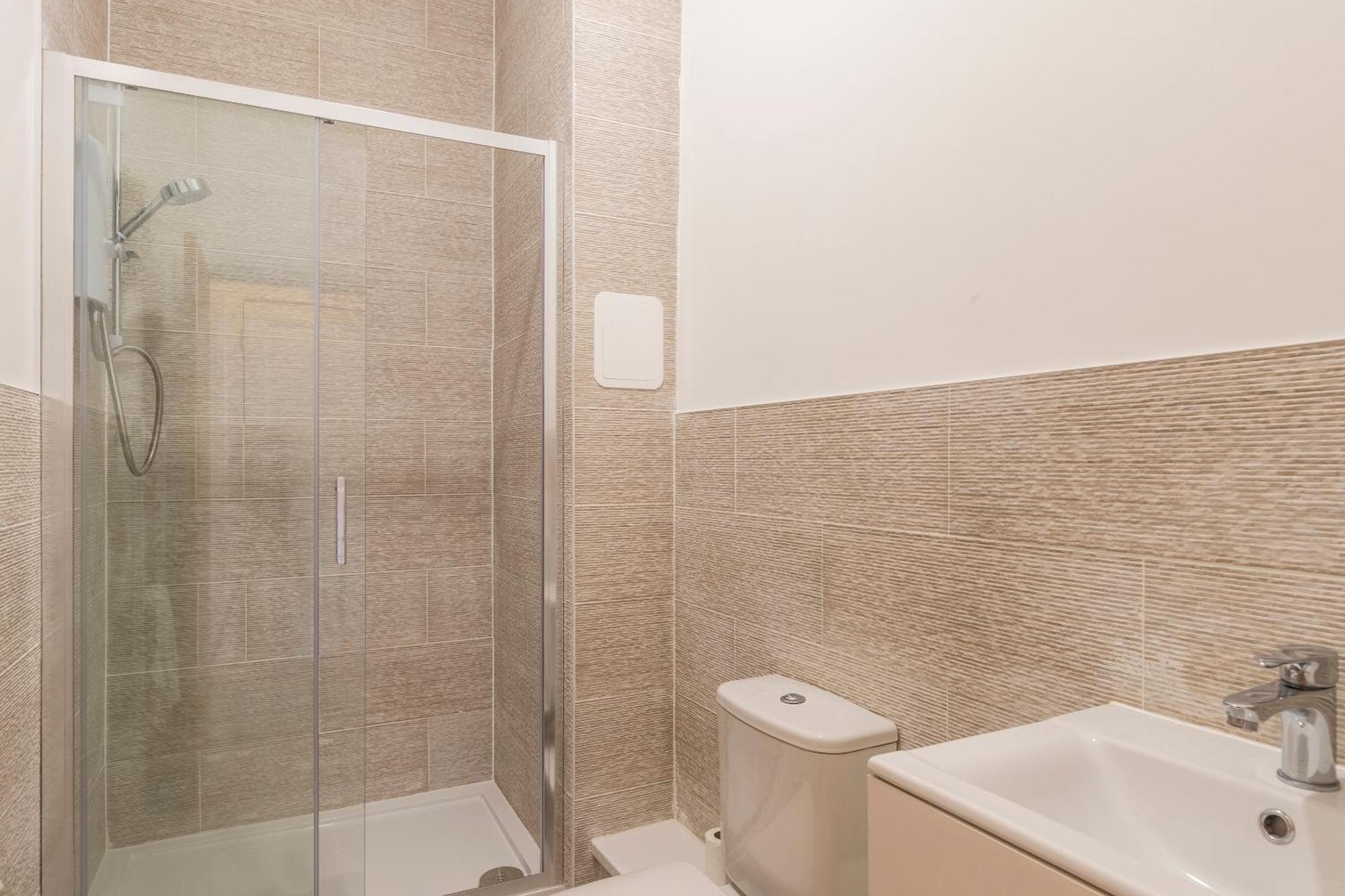 Seaside Serenity: Stylish Sea View Apartments In แฮร์นเบย์ ภายนอก รูปภาพ
