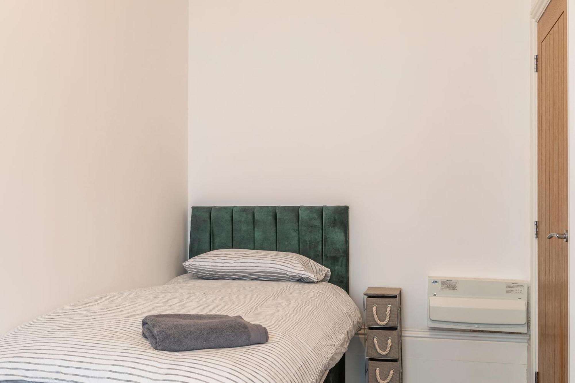Seaside Serenity: Stylish Sea View Apartments In แฮร์นเบย์ ภายนอก รูปภาพ