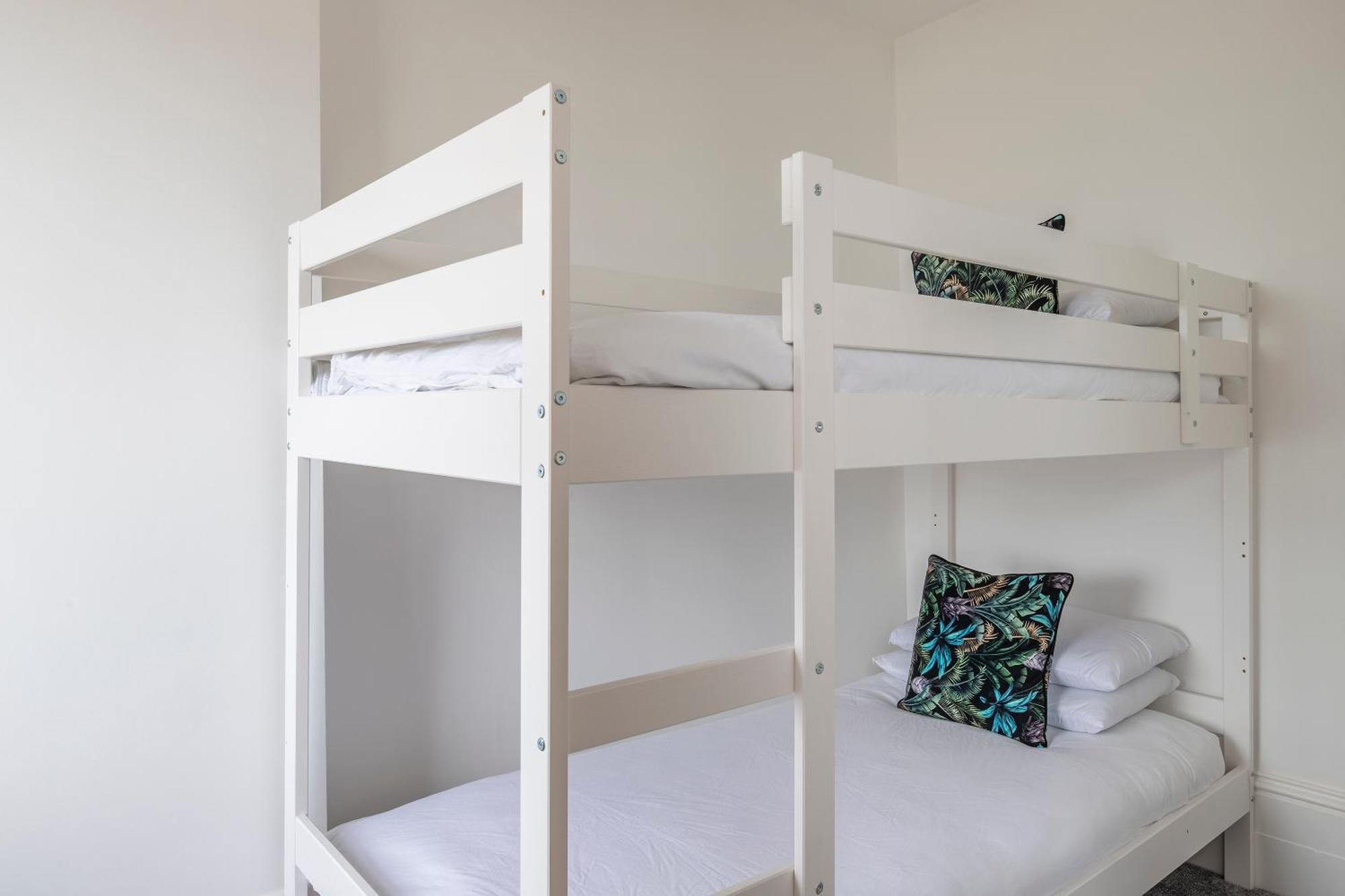 Seaside Serenity: Stylish Sea View Apartments In แฮร์นเบย์ ภายนอก รูปภาพ