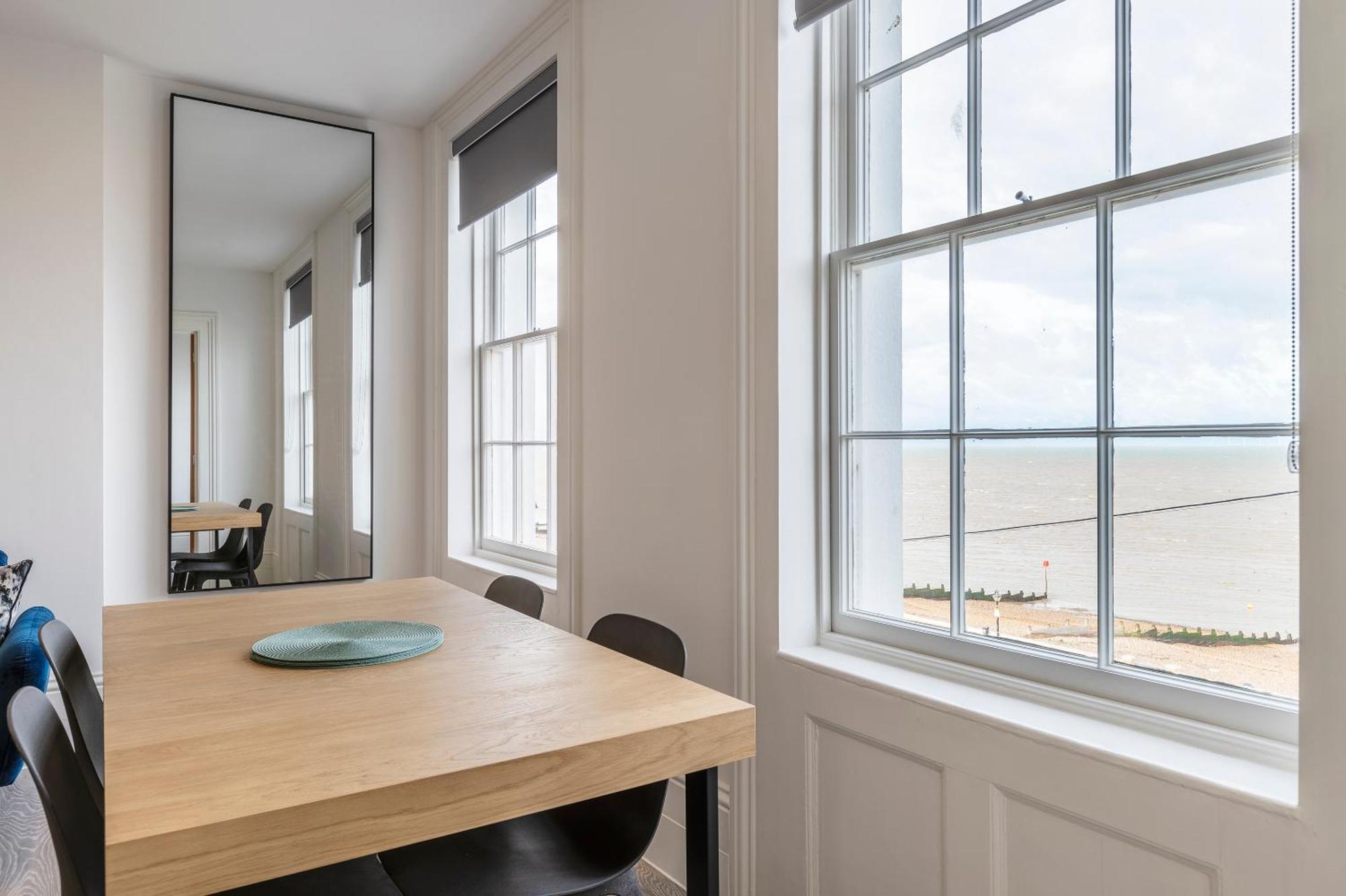 Seaside Serenity: Stylish Sea View Apartments In แฮร์นเบย์ ภายนอก รูปภาพ